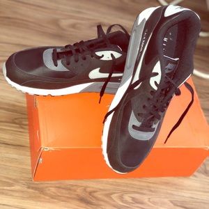 Nike Air Max 90 Essential